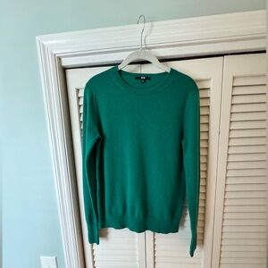 Uniqlo Kelly green 100% cashmere ladies scoop neck sweater
